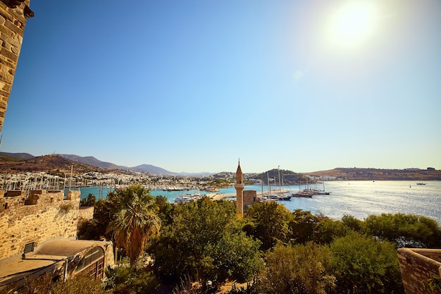 Vue sur la mer Égée, marina de maisons blanches traditionnelles du château de Bodrum, Turquie