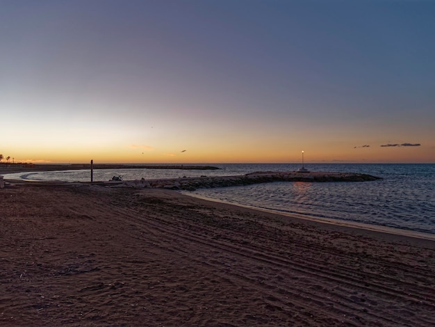 Vue sur la mer et lampadaire sur la plage de Pedregalejo au crépuscule