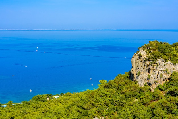 Vue sur la mer Méditerranée près de la ville de Kemer Ville d'Antalya à l'horizon