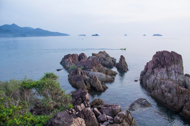 Une vue sur la mer et les montagnes depuis la côte de koh chang