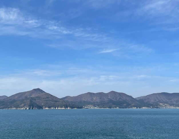 vue sur la mer et les montagnes