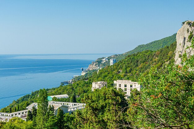 Une vue sur la mer et les montagnes