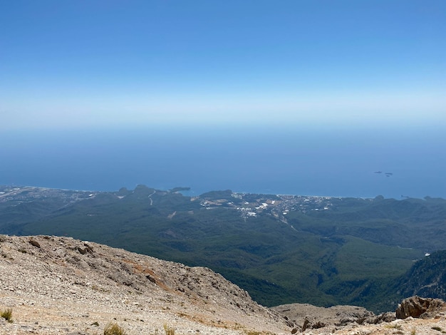 vue sur la mer et les montagnes