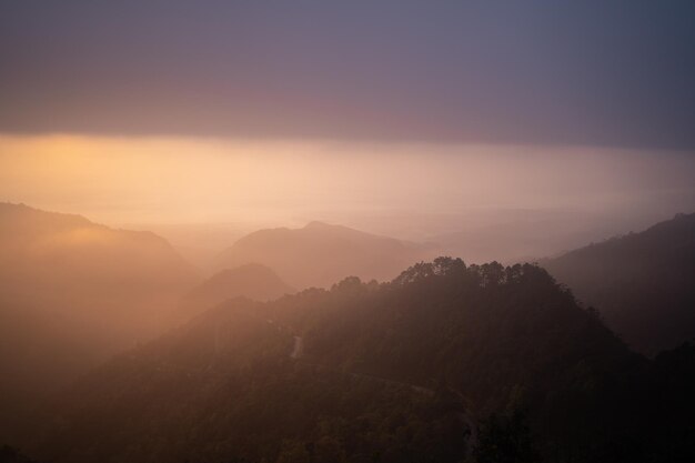 Vue sur la mer de nuages avec une montagne et une colline Coucher du soleil à Angkang Chiang Mai Thaïlande