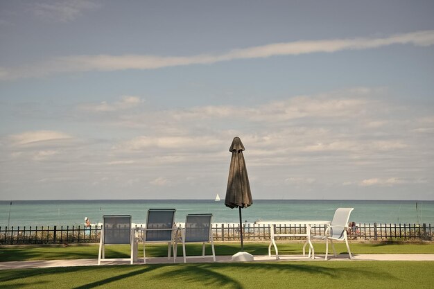 Vue sur la mer à Palm Beach Florida USA Parasol et chaises longues Vacances à la mer Les vacances d'été