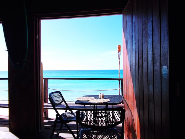 Photo vue de la mer par la fenêtre