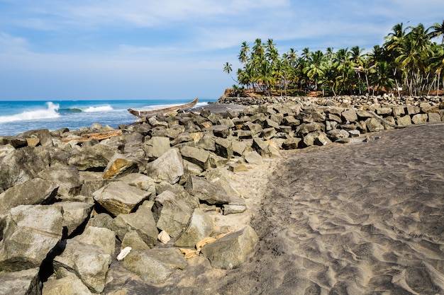 Vue sur la mer par une journée ensoleillée. Partie de la plage d&#39;Odayam, Varkala, Inde