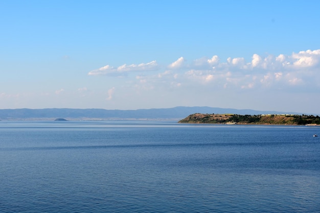 Vue sur la mer par une journée paisible.