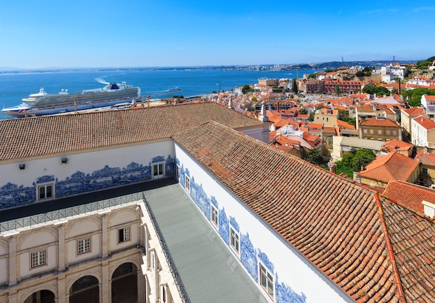 Vue Sur La Mer Et Paysage Urbain Depuis Le Toit Du Monastère à Lisbonne, Portugal. Tous Les Gens Sont Méconnaissables.