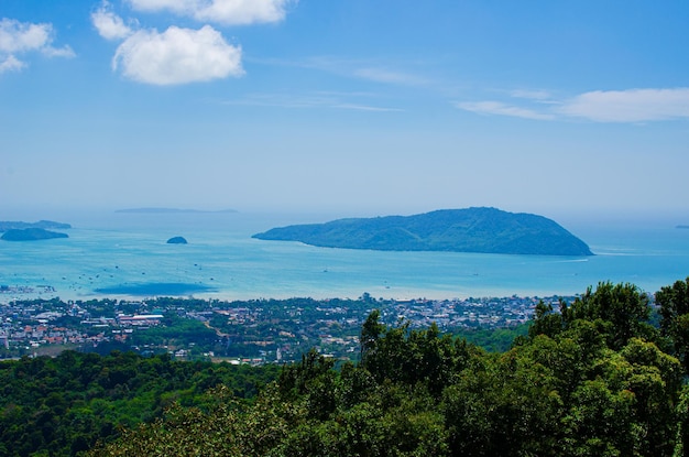 Vue sur la mer de Phuket depuis le Grand Bouddha, célèbre attraction touristique, vue sur la mer depuis le sommet autour de Phoket