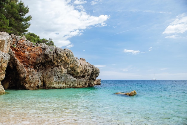 Vue sur mer plage rocheuse. vacances d'été. espace de copie