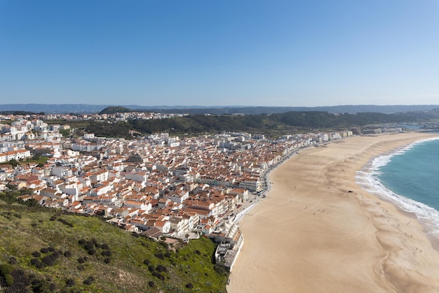 Vue sur la mer et la plage de la ville de surf de Nazare