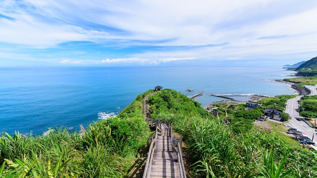 Vue de la mer avec le pont de bois de Taiwan.