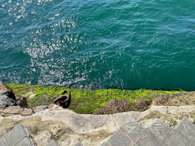 vue sur la mer rocheuse d'en haut