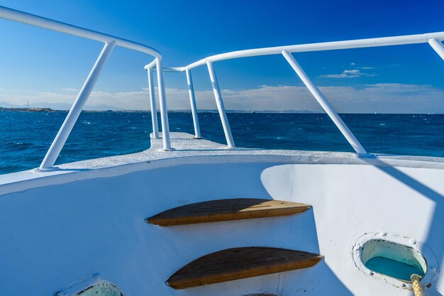 Vue sur une mer Rouge depuis la proue du yacht