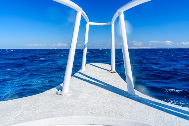 Vue sur une mer Rouge depuis la proue du yacht