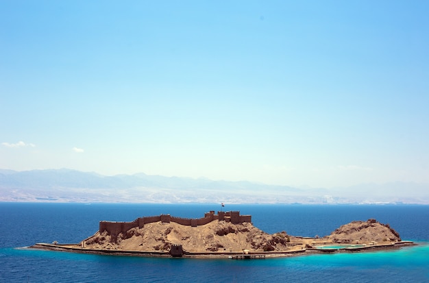 Vue sur la mer rouge avec l'île et le château de Salah al Din à Taba, Egypte