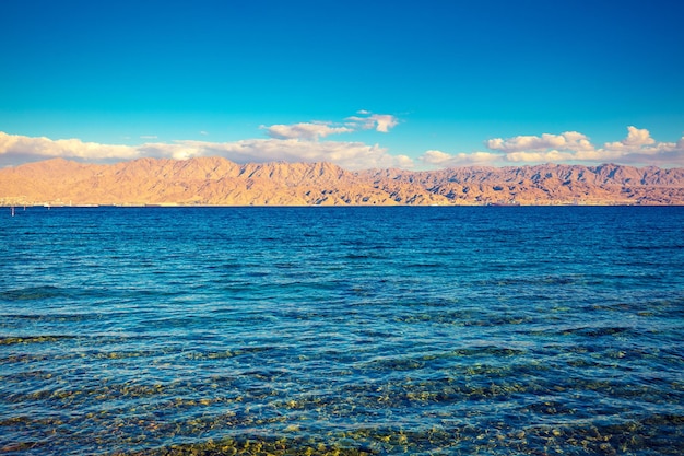 Vue sur la mer Rouge et la montagne Eilat Israël