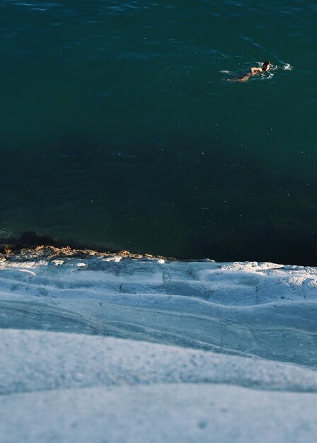 Photo vue de la mer sous un angle élevé en hiver