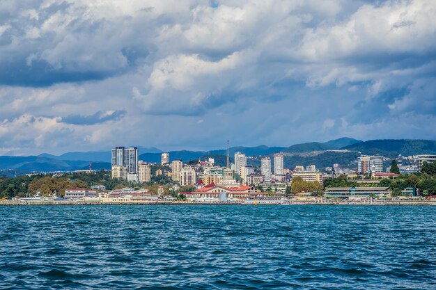 Vue sur la mer de la station balnéaire avec de beaux bâtiments