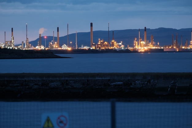 Vue de la mer à une usine dans une zone industrielle grangemouth ecosse