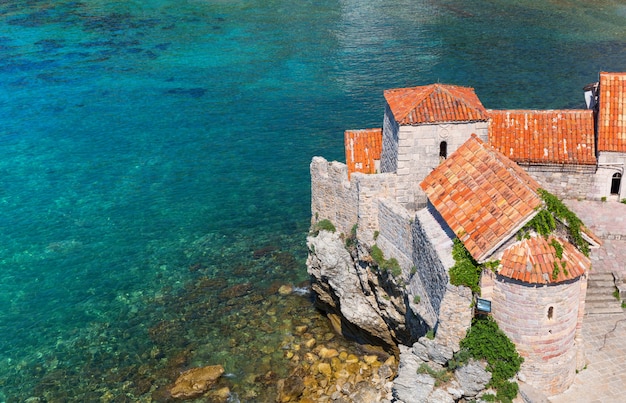 Vue sur mer avec de vieux bâtiments en brique