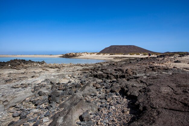 vue sur la mer et le volcan caldera sur l'îlot de lobos, îles canaries