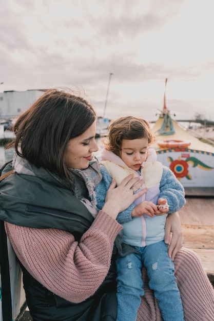 Photo vue d'une mère et d'une fille faisant une promenade en bateau au coucher du soleil sur le canal d'aveiro