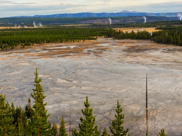 Vue sur Midway Geyser Basin dans le parc national de Yellowstone