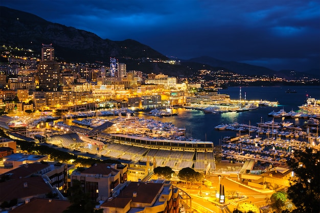 Vue de Monaco dans la nuit