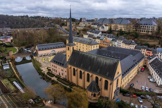 Photo vue d'un monastère le long de la rivière alzette dans la ville de luxembourg