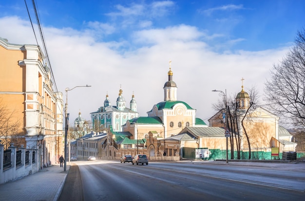 Vue sur le monastère de la Trinité et la cathédrale de l'Assomption de la rue Bolshaya Sovetskaya à Smolensk sous le ciel bleu du printemps