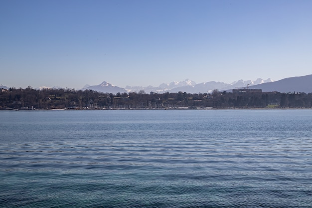 Vue sur le Mont Blanc et les Alpes au bord du lac Léman, Suisse