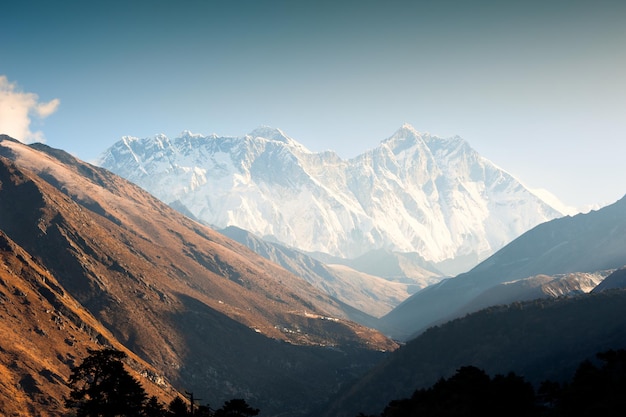 Vue sur le mont Everest, le Lhotse et le Nuptse au lever du soleil dans l'Himalaya, au Népal. Trek du camp de base de l'Everest, parc national de Sagarmatha