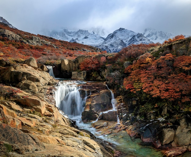 Vue sur le mont Fitz Roy, les nuages et la cascade au lever du soleil, le parc national Los Glaciares, Andes, Patagonie, Argentine