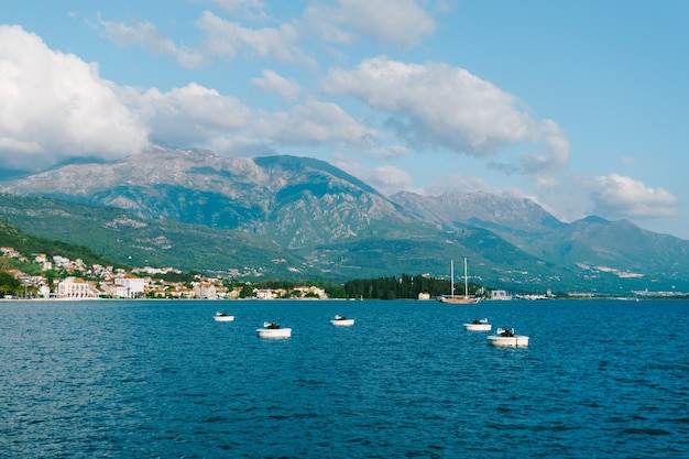 Vue sur le mont lovcen depuis la côte de la baie de kotor monténégro