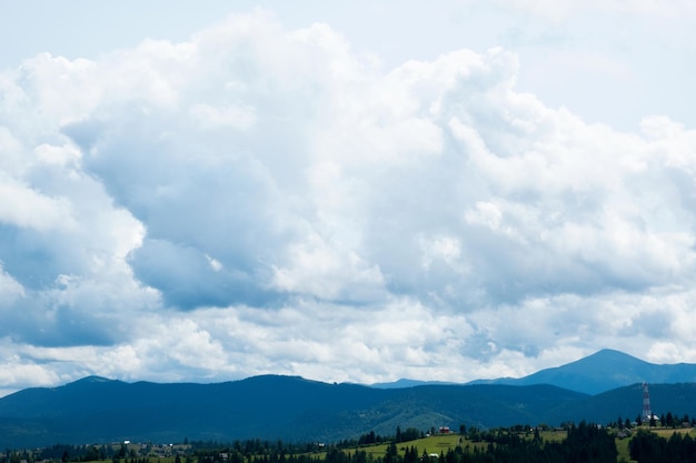 Vue de la montagne alors que les nuages essaient de passer dessus Nuages au-dessus d'une montagne