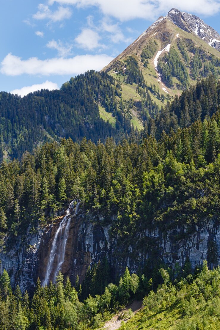 Photo vue sur la montagne des alpes d'été avec cascade (vorarlberg, autriche)