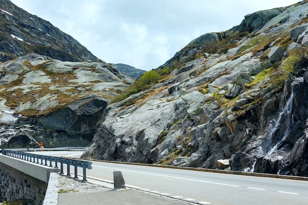 Vue sur la montagne des Alpes d'été depuis le col Passo del San Gottardo (Suisse)