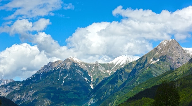 Vue sur la montagne des Alpes d'été (Warth, Vorarlberg, Autriche).