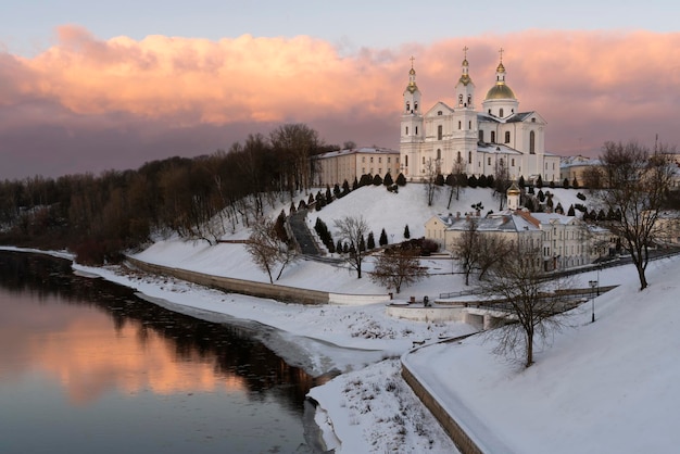 Vue sur la montagne de l'Assomption, le monastère du Saint-Esprit et la cathédrale de la Sainte Assomption sur les rives des rivières Dvina et Vitba occidentales un jour d'hiver Vitebsk Biélorussie