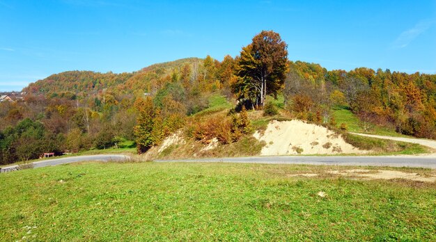 Vue sur la montagne d'automne avec route de campagne (Carpathian Mt's, Ukraine).