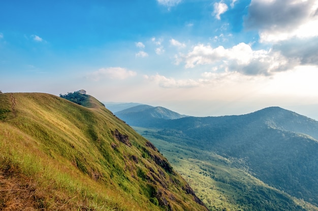 Vue sur la montagne avec une belle nature pittoresque et fond de ciel bleu