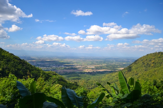 Vue de la montagne Et le ciel est bleu avec des nuages ​​blancs.