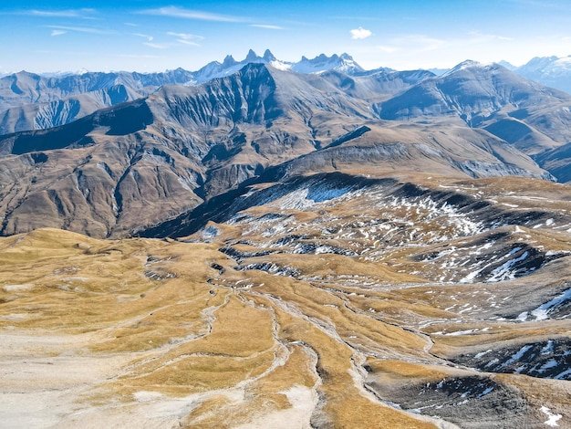 Photo vue sur la montagne dans le parc national des ecrins depuis la france