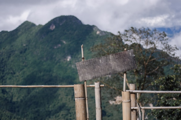 Vue sur la montagne dans le style vintage