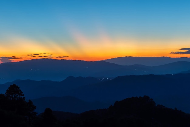 Vue sur la montagne depuis Doi Pha Mee et Doi Pha Hee Chiang Rai Thaïlande