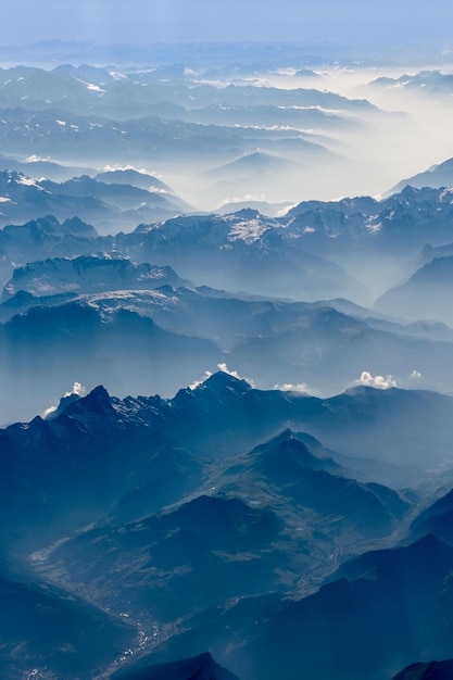 Vue sur la montagne depuis le hublot d'un avion