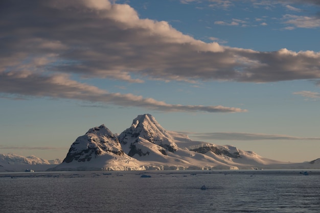 Vue sur la montagne depuis le navire au coucher du soleil en Antarctique