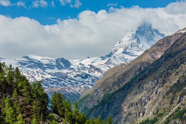 Vue sur la montagne du Cervin d'été (Alpes, Suisse, périphérie de Zermatt)